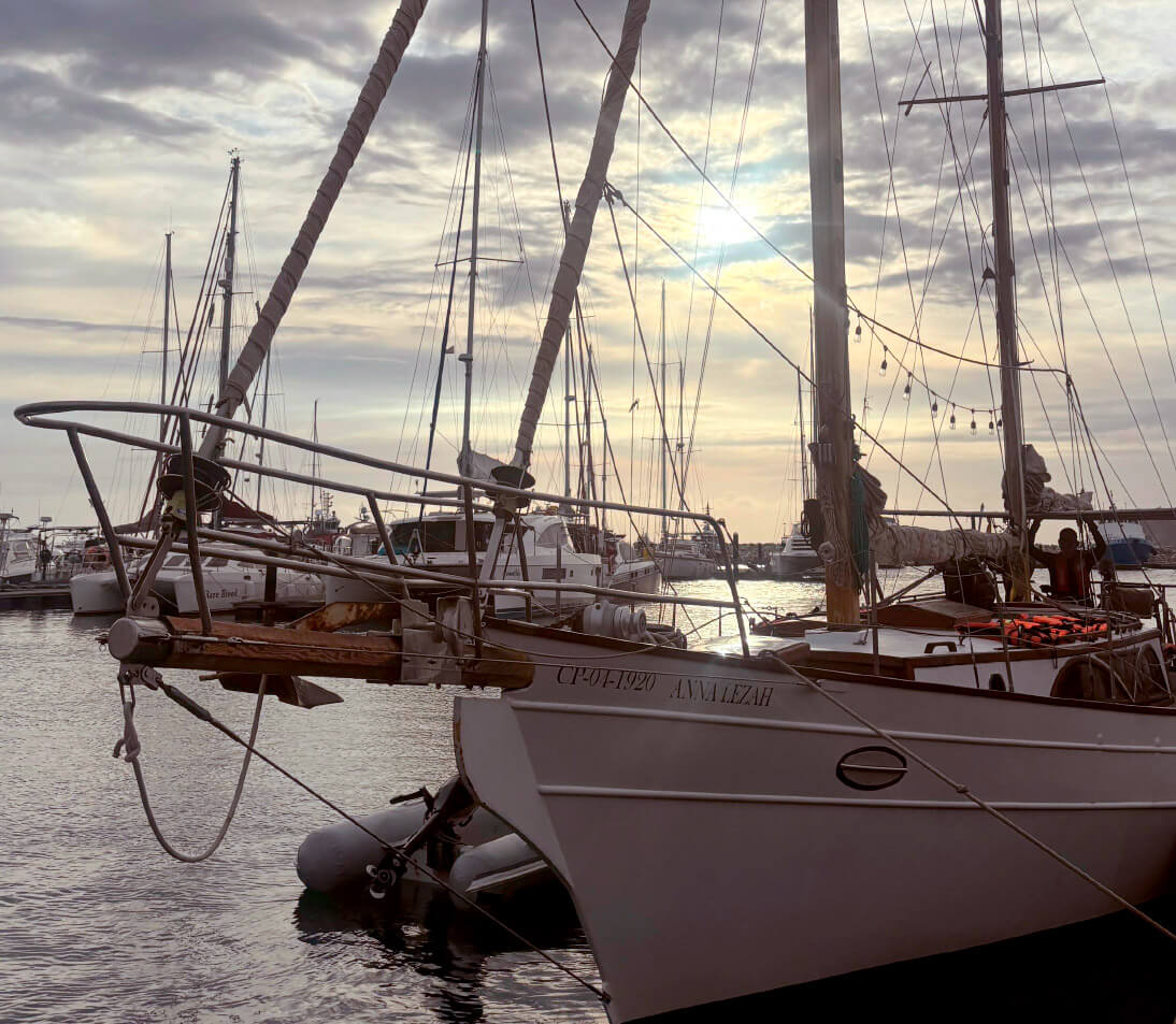 Velero navegando al atardecer con pasajeros disfrutando de la vista en Santa Marta, Colombia